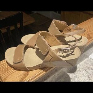 Clarks Sandals Womens 8M Alto Disco Open Toe Wedge Slingback Tan Leather
